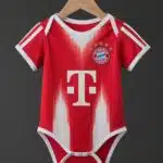 בגד גוף לבייבי מדי בית באיירן מינכן עונת 2025/2026