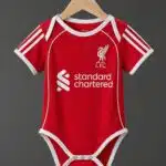 בגד גוף לבייבי מדי בית ליברפול עונת 2025/2026