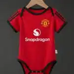 בגד גוף לבייבי מדי בית מנצ'סטר יונייטד עונת 2025/2026