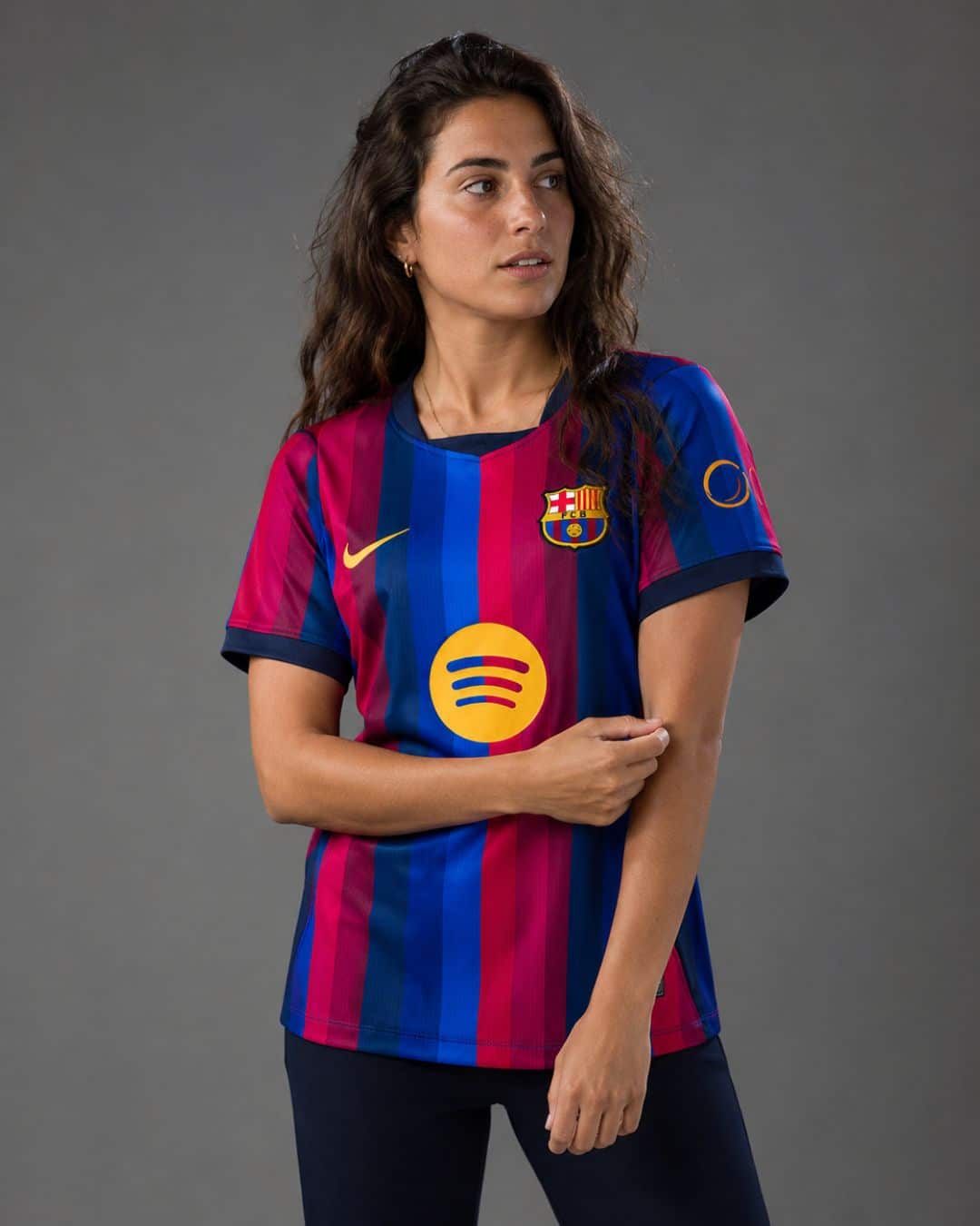 Barcelona-Home-26_27-Women-model חולצת בית ברצלונה עונת 2026/2027 גזרת נשים