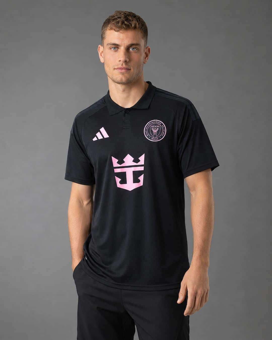 Inter-Miami-Away-26-model חולצת חוץ אינטר מיאמי עונת 2026
