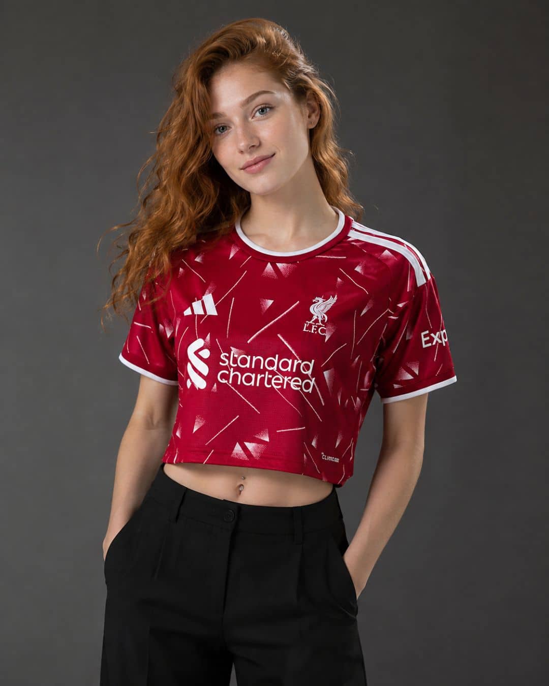 Liverpool-Home-26_27-Women-Cropped-Jersey-model חולצת קרופ לנשים מדי בית ליברפול עונת 2026/2027
