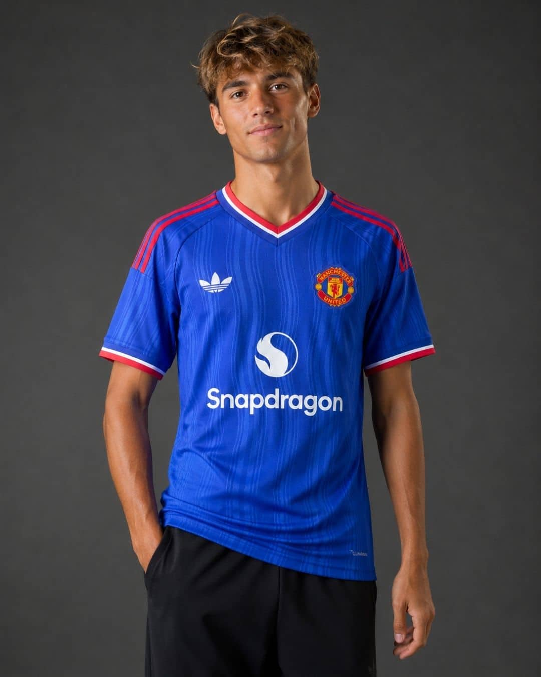 Man-United-Away-26_27-model חולצת חוץ מנצ'סטר יונייטד עונת 2026/2027