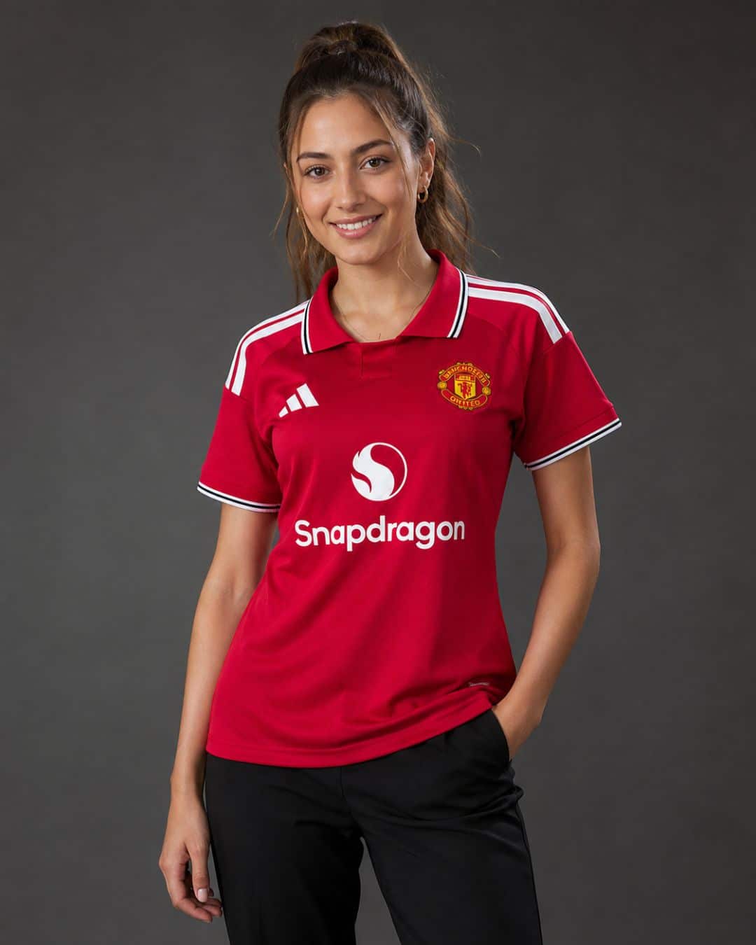 Man-United-Home-26_27-Women-model חולצת בית מנצ'סטר יונייטד עונת 2026/2027 גזרת נשים