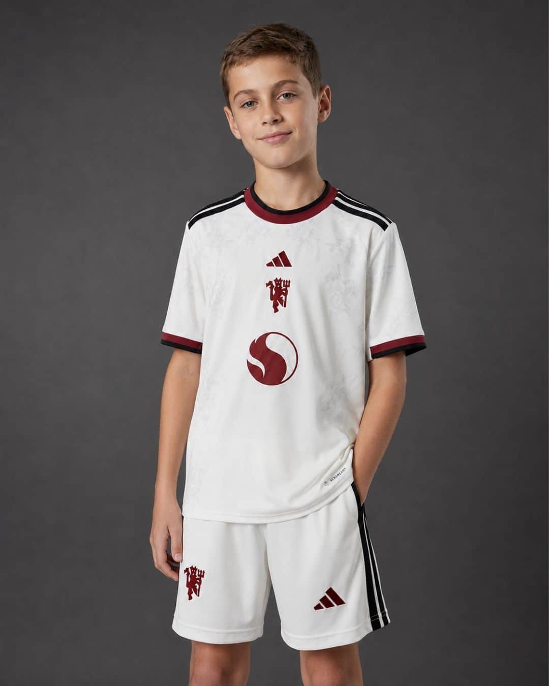 Manchester-United-Third-26_27-Kids-model סט ילדים מדים שלישיים מנצ'סטר יונייטד עונת 2026/2027