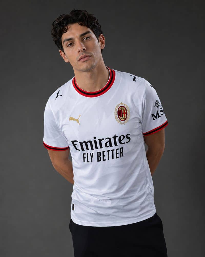 Milan-Away-26_27-model חולצת חוץ מילאן עונת 2026/2027