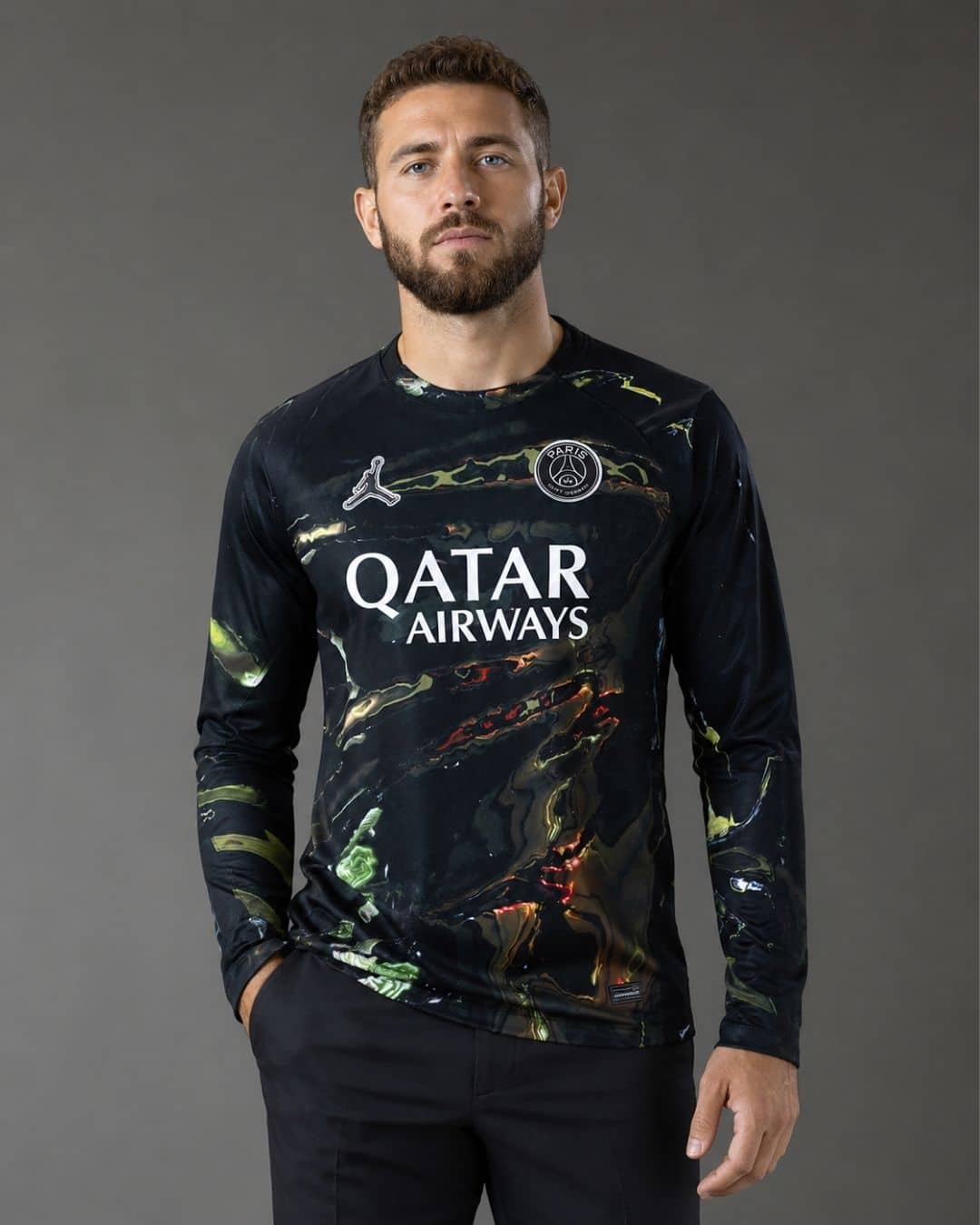 PSG-Night-Edition-25_26-Long-Sleeve-model חולצת Night Edition ארוכה פ.ס.ז' עונת 2025/2026