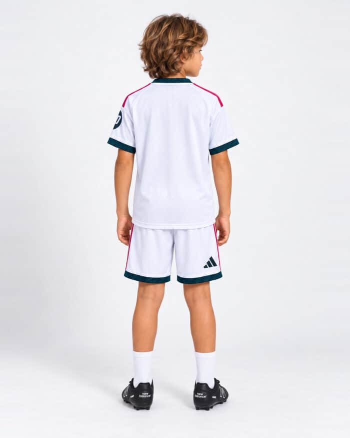 ⁦סט ילדים מדי בית ריאל מדריד עונת 2026/2027⁩ – תמונה ⁦2⁩
